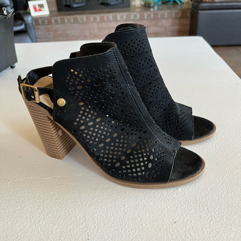 Size 7.5 women’s open toe booties good condition!